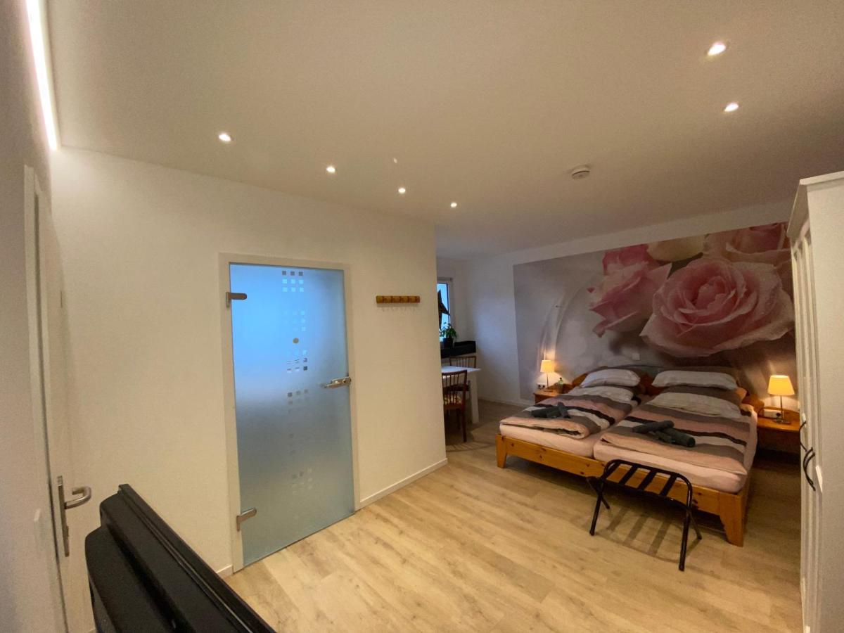 Home-Rose-Garden-Gaestehaus Kontaktloser Zugang デュッセルドルフ エクステリア 写真